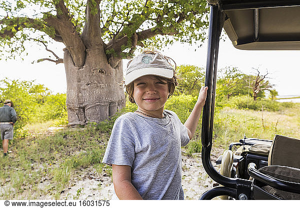 lächelnder sechsjähriger Junge   Baines Baobab  Botswana