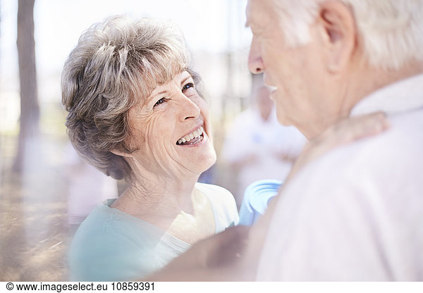 Lächelndes  liebevolles Seniorenpaar