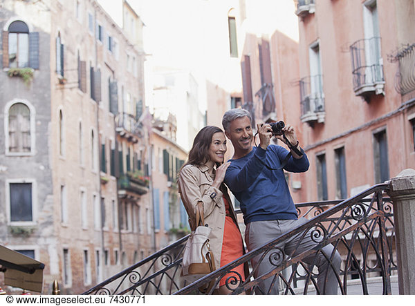 Lächelndes Paar fotografiert in Venedig