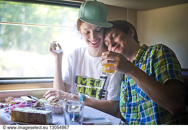 Lächelndes Paar reist im Zug
