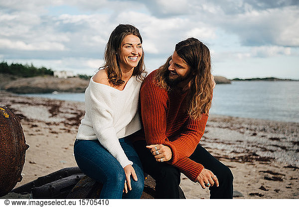 Lächelndes Paar verbringt Freizeit am Strand