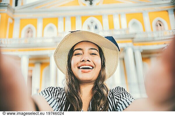 Lächelndes Touristenmädchen mit Hut macht ein Selfie auf einem Platz. Lifestyle von Touristen Mädchen mit Hut  die ein Selfie auf einem Platz. Granada  Nicaragua  Mittelamerika