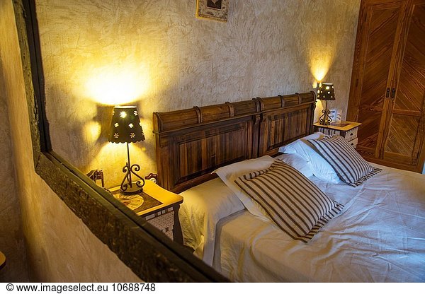 Ländliches Motiv ländliche Motive Schlafzimmer Bett Hotel Spiegelung Spiegel Segovia Spanien