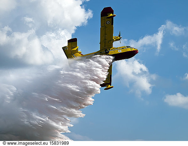 Löschflugzeug lässt Wasser vom Himmel fallen