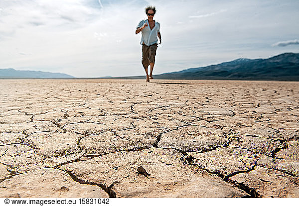 Läufer auf ausgetrocknetem Boden im Death Valley