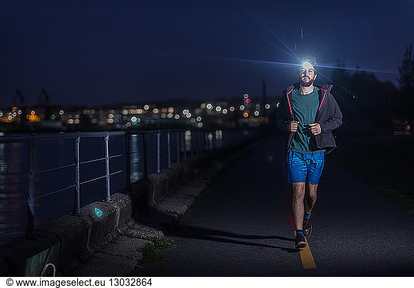 Läufer mit Scheinwerfer im städtischen North Vancouver  Kanada