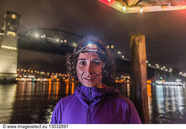 Läufer mit Scheinwerfer im städtischen North Vancouver  Kanada