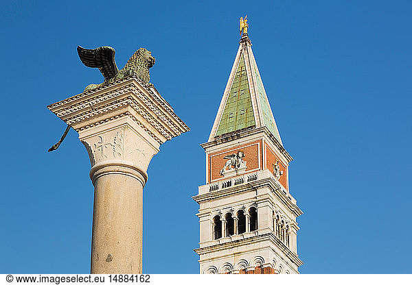 Löwensäule mit Bronzeflügeln und Glockenturm des Campanile  Markusplatz  Venedig  Venetien  Italien