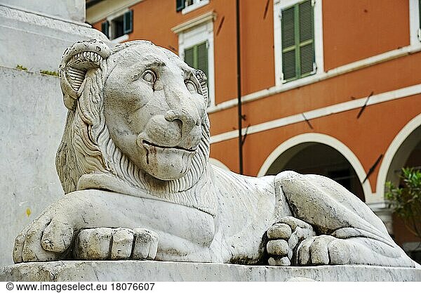 Löwenskulptur  Skulptur  Marmor  Brunnen  Piazza Alberica  Platz  Carrara  Provinz Massa-Carrara  Toskana  Italien  Europa