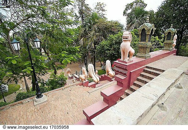 Löwenstatue an der Treppe in Phnom Penh  Kambodscha. Phnom Penh ist die Hauptstadt Kambodschas und ein beliebtes Touristenziel.