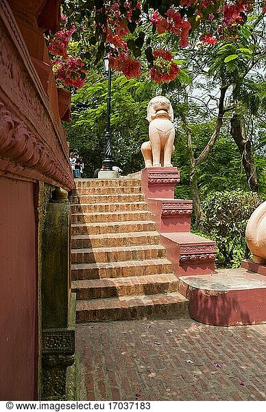 Löwenstatue an der Treppe in Phnom Penh  Kambodscha. Phnom Penh ist die Hauptstadt Kambodschas und ein beliebtes Touristenziel.