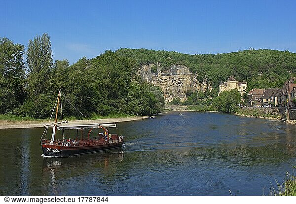 La Roque Gageac  Schloss Malartrie  Perigord  Fluss Dordogne  Fluss Dordogne  Touristisches Boot  Gabare Boot  Tour Boote  Dordogne Tal  Perigord Noir  Aquitanien  Frankreich  Europa