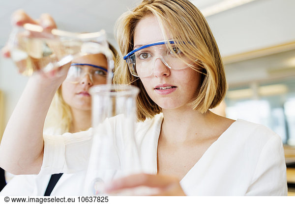 Labor zeigen Student jung Experiment Wissenschaft Universität