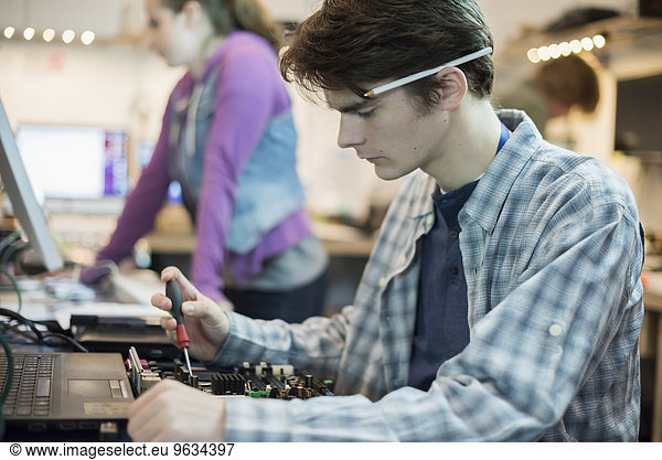 Laborant Computer Mensch zwei Personen Menschen arbeiten reparieren 2 jung Laden