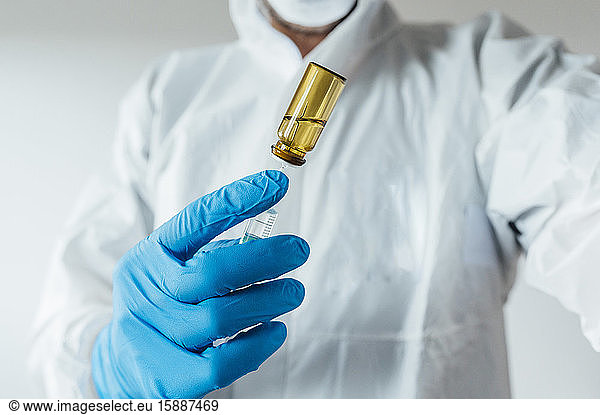 Labortechniker mit Schutzkleidung  der Impfstoff aufbewahrt