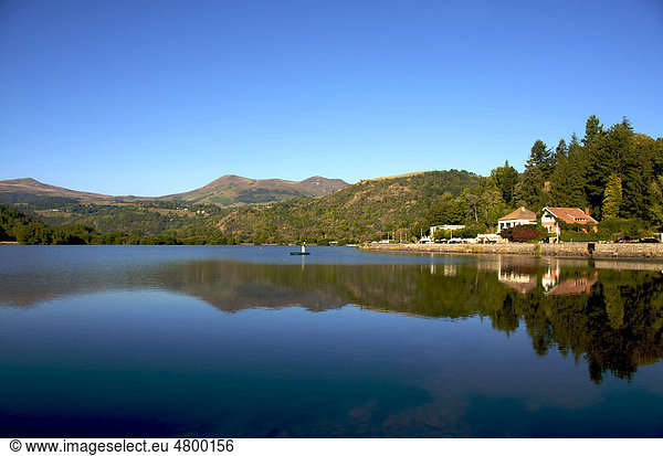 Lac Chambon See  Puy-de-DÙme  Region Auvergne  Frankreich  Europa