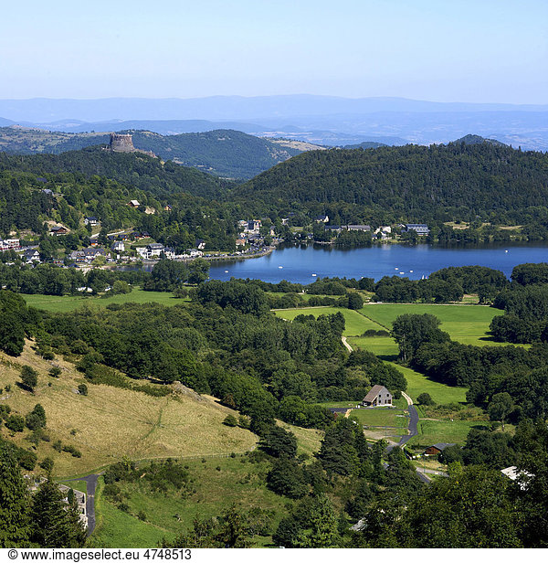 Lac Chambon See und das Schloss Ch‚teau de Murol  Auvergne  Frankreich  Europa