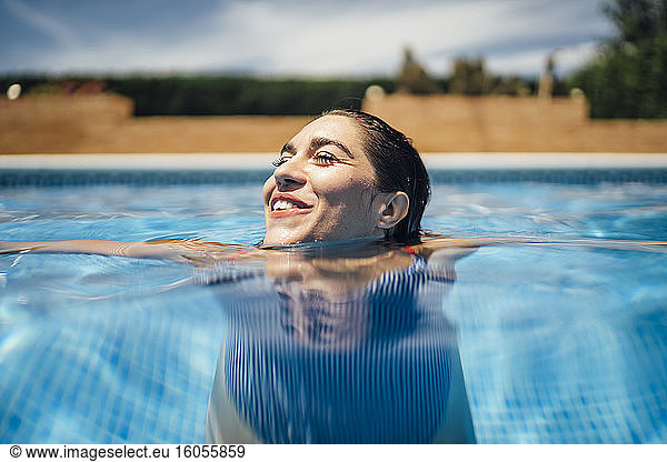 Lachende Frau im Schwimmbad