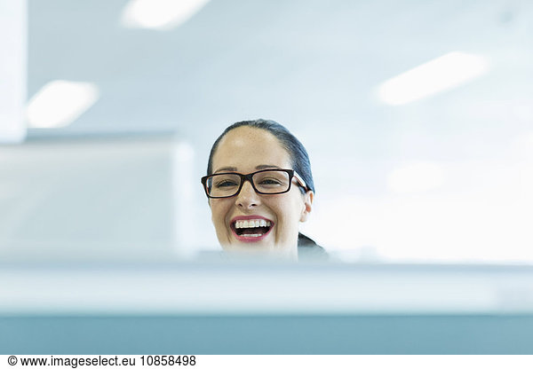 Lachende Geschäftsfrau mit Brille
