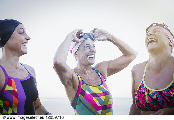 Lachende Schwimmerinnen im offenen Wasser