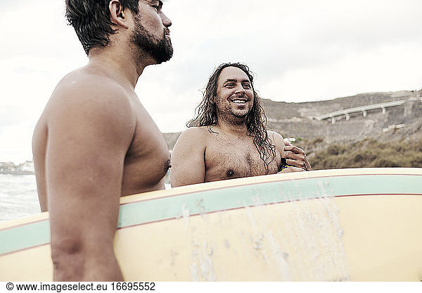 Lachende Surfer nach einer Session