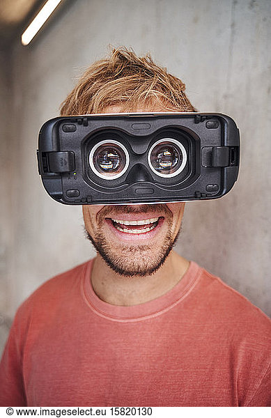 Lachender Mann mit Virtual-Reality-Brille