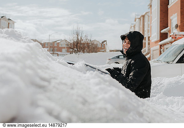 Lachender Mann neben schneebedecktem Fahrzeug  Toronto  Kanada