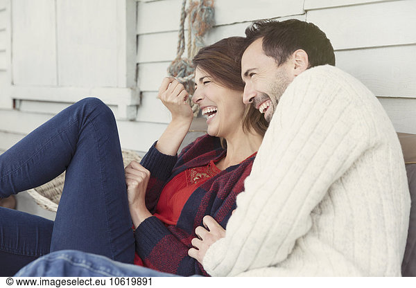 Lachendes Paar auf der Terrasse