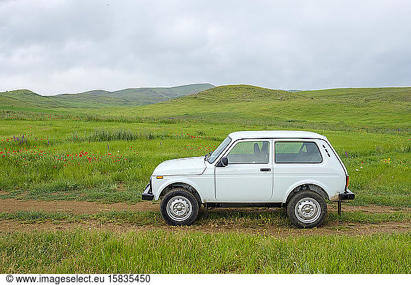 Lada Niva auf ländlichem Feldweg im Hinterland  Provinz Kotayk  Armenien