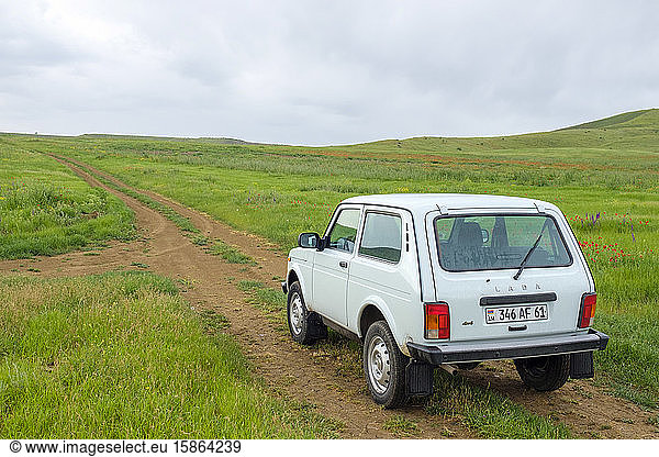 Lada Niva auf ländlichem Feldweg im Hinterland  Provinz Kotayk  Armenien