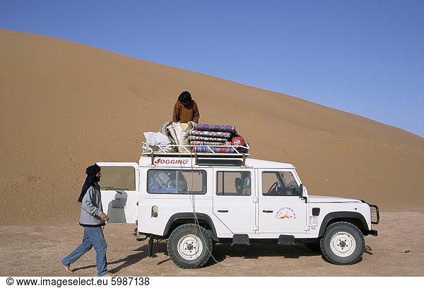 Laden Ausrüstung auf einem 4 x 4 Fahrzeug nach Wüste trek Chigaga Dünen Draa-Tal Marokko Nordafrika Afrika
