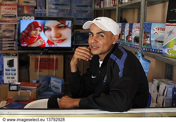 Ladenbesitzer auf dem Grenzmarkt von Ben Guerdane  Ben Guerdane  Tunesien.
