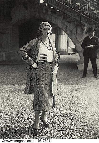 Ladies' fashion  France  at the race course / photo  1920s