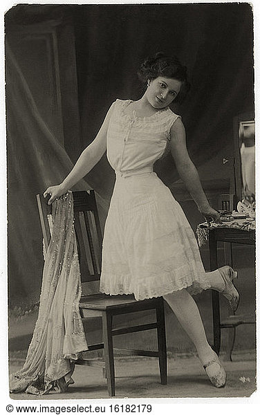 Ladies’ fashion  underwear / photo c. 1905