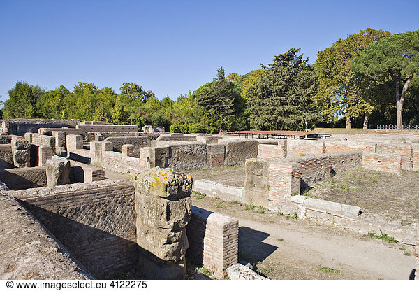 Lagerhäuser aus republikanischer Zeit in der Ausgrabung in Ostia Antica  Rom  Italien