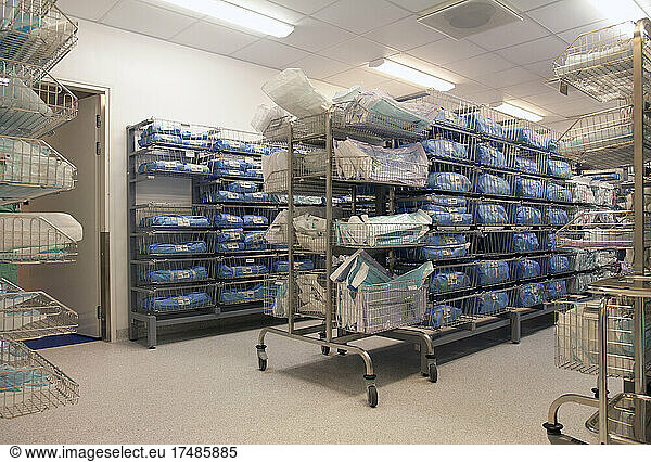 Lagerraum in einem modernen Krankenhaus  Reihen von Sterilgutverpackungen in blauem Stoff.