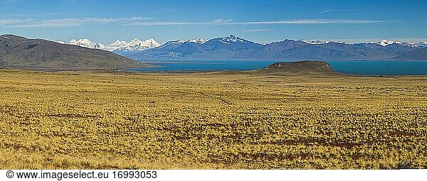 Lago Argentino und patagonische Steppenlandschaft  El Calafate  Patagonien  Argentinien