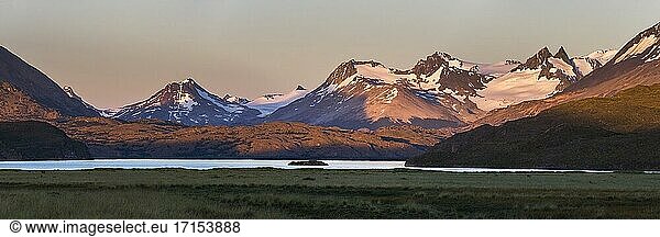 Lago Belgrano und Andengebirge bei Sonnenaufgang  Perito-Moreno-Nationalpark  Provinz Santa Cruz  Patagonien  Argentinien