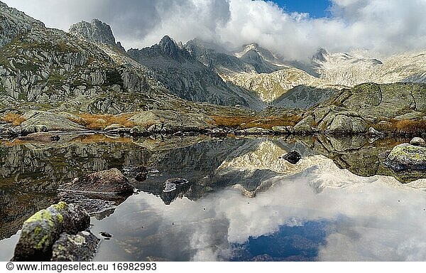 Lago Nero in der Presanella-Bergkette  Parco Naturale Adamello - Brenta  im Trentino. Europa  Italien  Val Rendena.