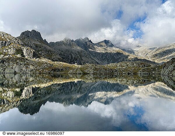 Lago Nero in der Presanella-Bergkette  Parco Naturale Adamello - Brenta  im Trentino. Europa  Italien  Val Rendena.