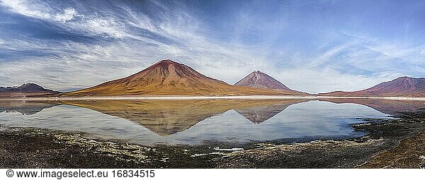Laguna Verde und der Vulkan Licancabur rechts  Bolivien nahe der Grenze zu Chile