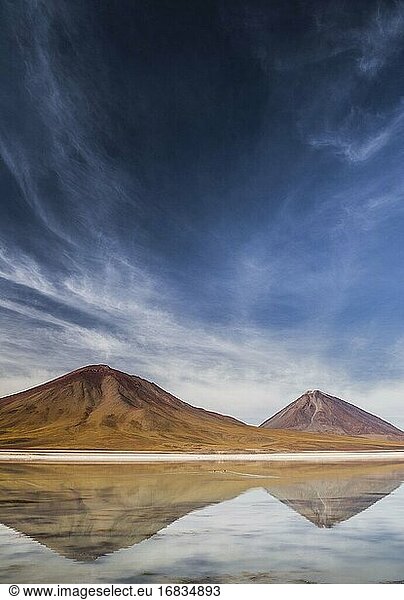 Laguna Verde und der Vulkan Licancabur rechts  Bolivien nahe der Grenze zu Chile