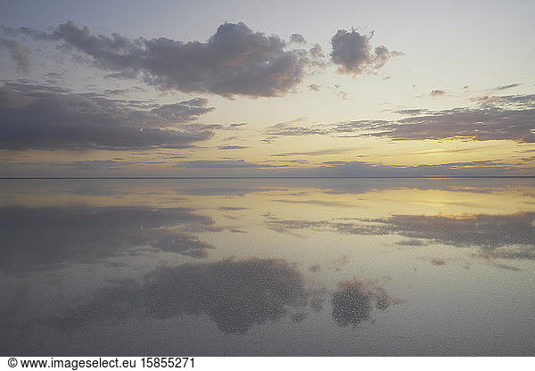Lake Elton  ruhige Szene mit gespiegelter Warmton-Wolkenlandschaft