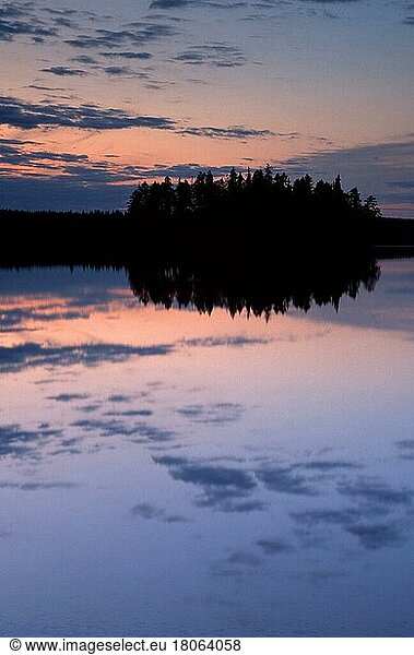Lake in the evening light  Örebrolaen (dusk) (twilight) (mood) (Europe) (landscapes) (mirror age) (reflection)  Orebrolan  Sweden  Europe
