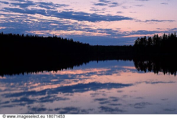 Lake in the evening light  Örebrolaen (dusk) (twilight) (silhouette) (hmel) (sky) (stmung) (mood) (Europe) (landscapes) (landscape) (horizontal) (mirror age) (reflection)  Orebrolan  Sweden  Europe