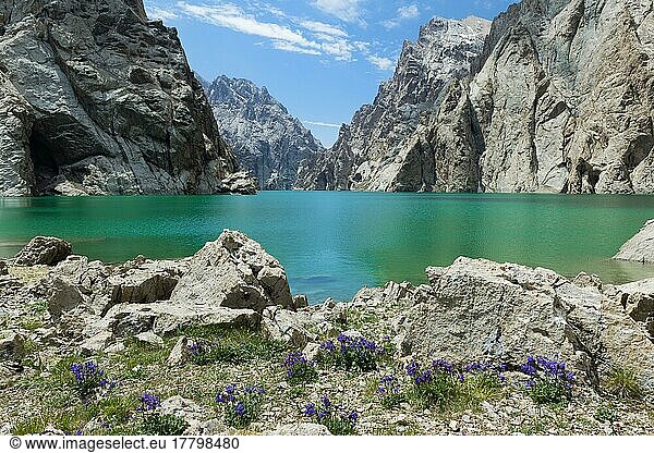 Lake Kölsuu  High Mountain Lake  Kurumduk Valley  Naryn Province  Kyrgyzstan  Asia