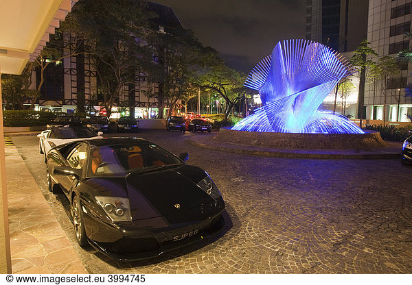 Lamborghini Sportauto vor dem Regent  Four Season Hotel  Singapur  Südostasien