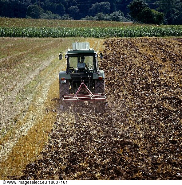 Landmaschine  Traktor beim Feld pflügen  Landwirtschaft  Feldarbeit  Agricultural machinery  Tractor with the field plow  agriculture  field work