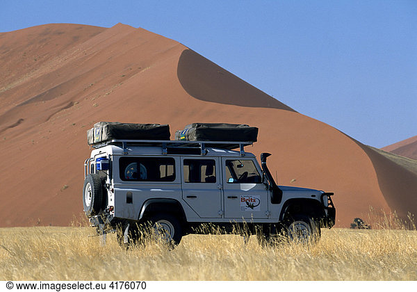 Landrover  Düne 49  Sossusvlei  Namib Naukluft Park  Namibia  Afrika