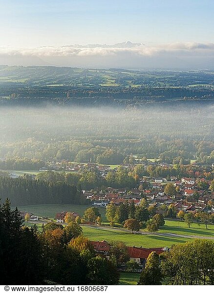 Landschaft am Hohen Peissenberg bei Sonnenaufgang  Blick auf die Alpen  Wettersteingebirge. Der Hohe Peissenberg liegt im bayerischen Alpenvorland. Europa  Deutschland  Bayern.
